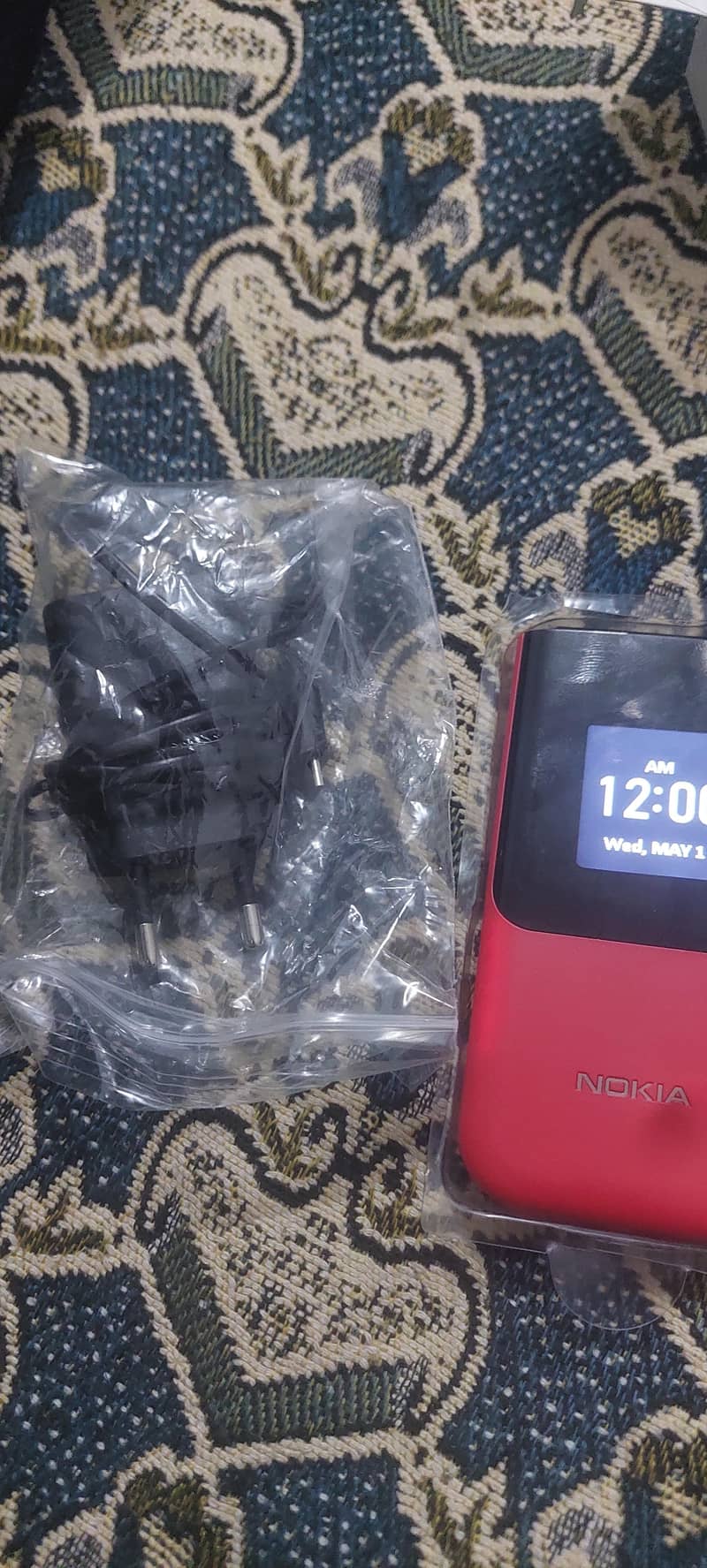 Nokia 2720 Flip 1
