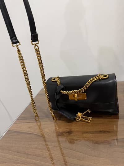CHARLES & KEITH