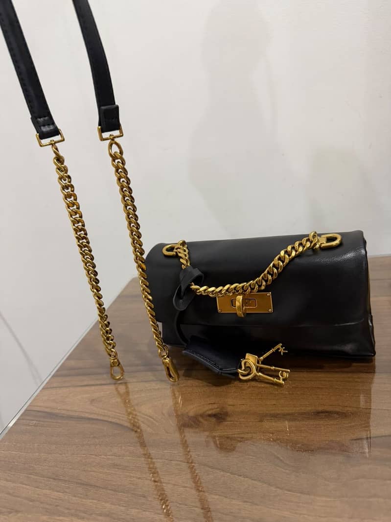CHARLES & KEITH 0