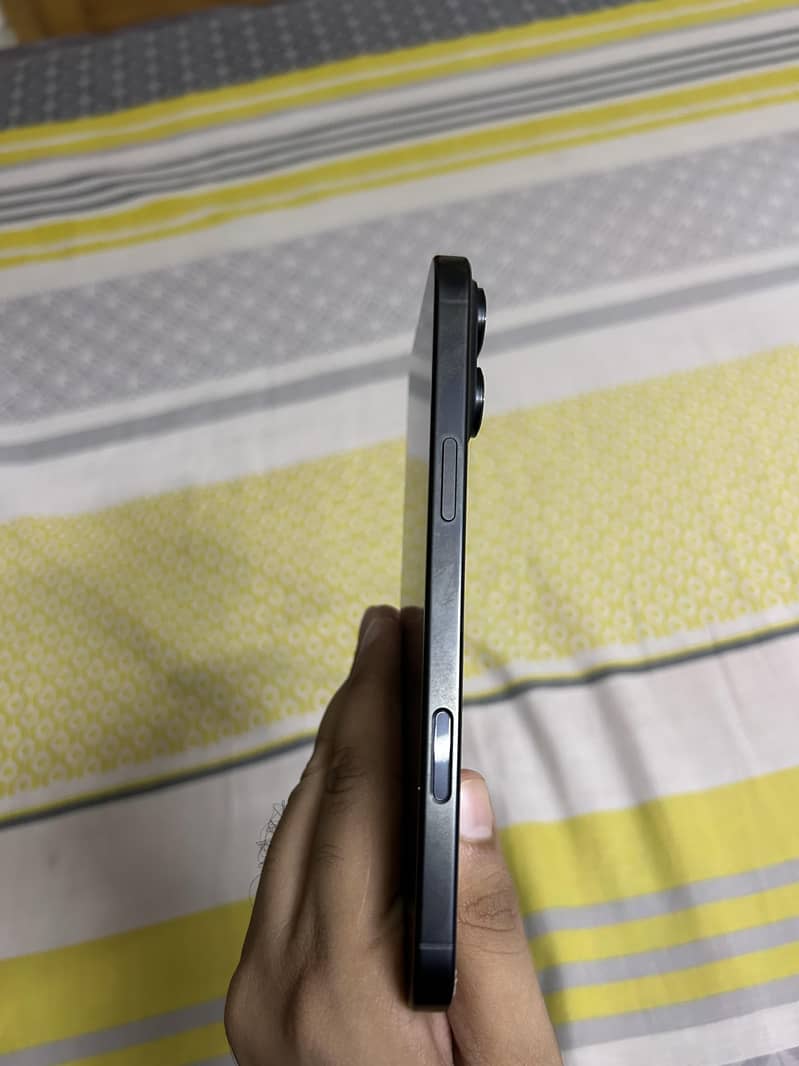 Apple iPhone 16 Pro Max 4