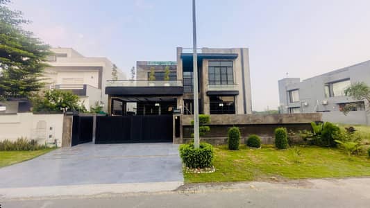 PRIME LOCATION | 1 KANAL ELEGANT AND ULTRA MODERN BUNGALOW WITH SERVANT QUARTER IN BASEMENT IS AVAILABLE IN THE BEST BLOCK OF DHA, LAHORE | VERY CLOSE TO CARREFOUR