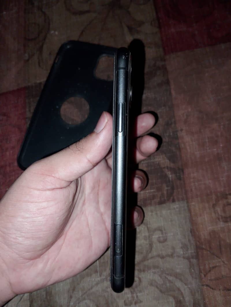 Apple iPhone 11 4
