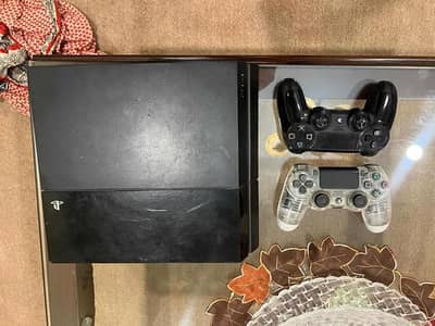 Ps4 with 2 controllers + 3 digital games
