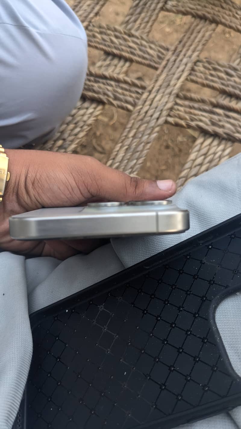 Apple iPhone 15 Pro 3