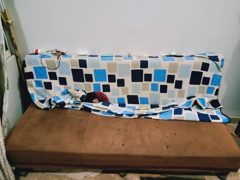 Sofa come bad 1