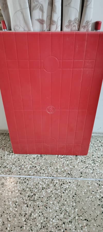 Six plastice chairs with center table, Price is liitle bit negotiable