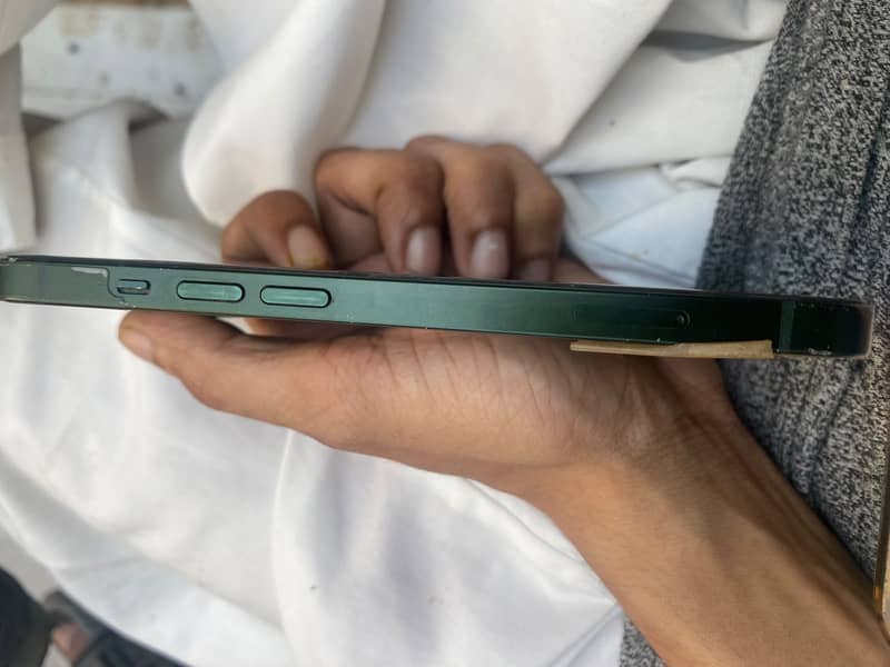 Apple iPhone 13 2