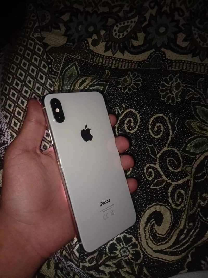 Apple iPhone XS Max 1