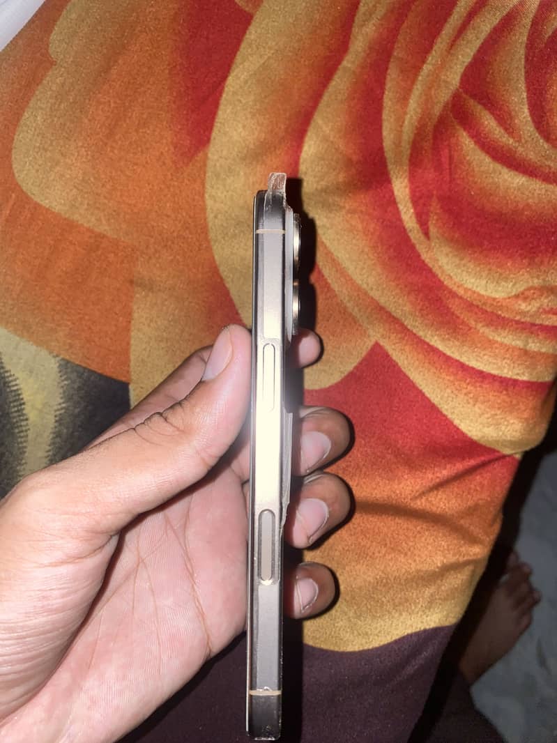 Apple iPhone 16 Pro 3