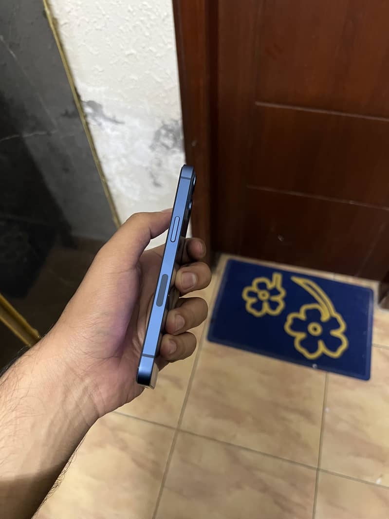 Apple iPhone 13 4