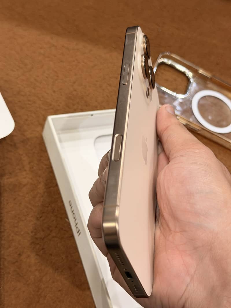 Apple iPhone 16 Pro Max 4