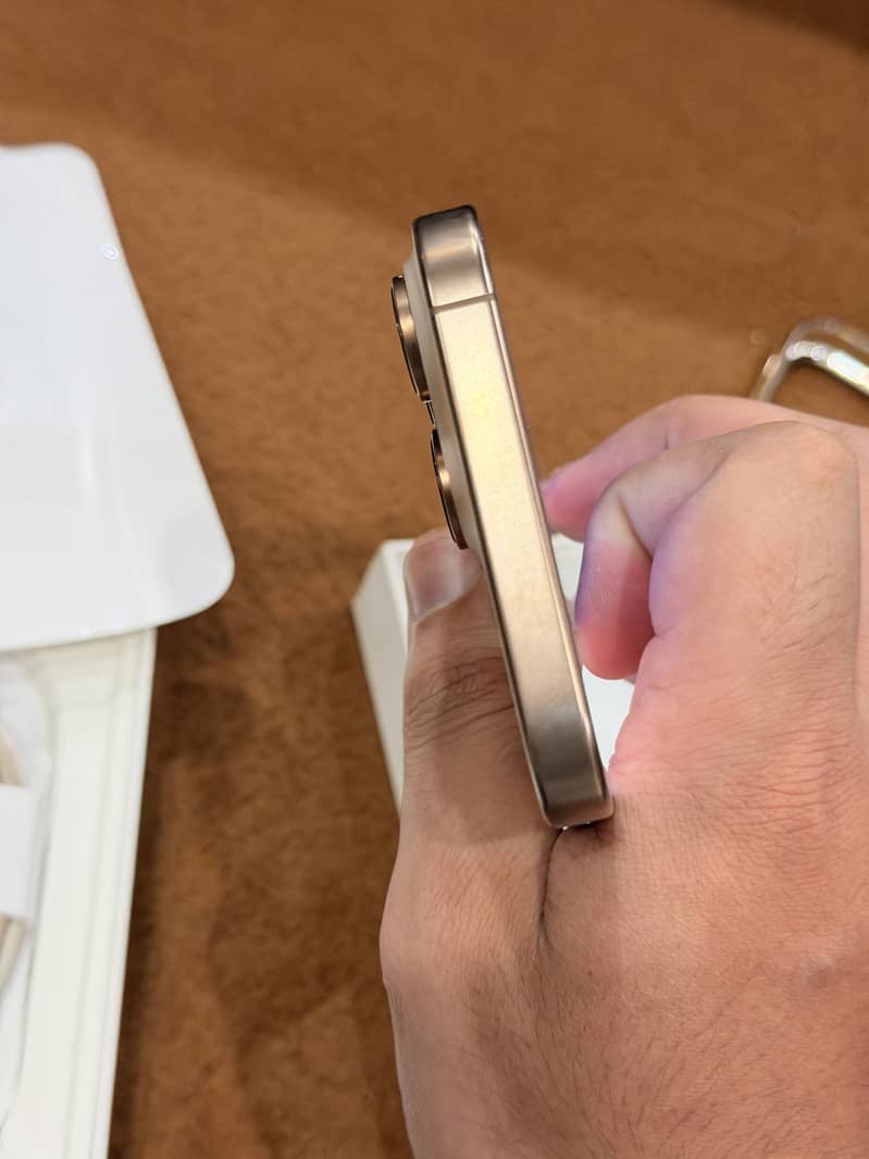 Apple iPhone 16 Pro Max 8