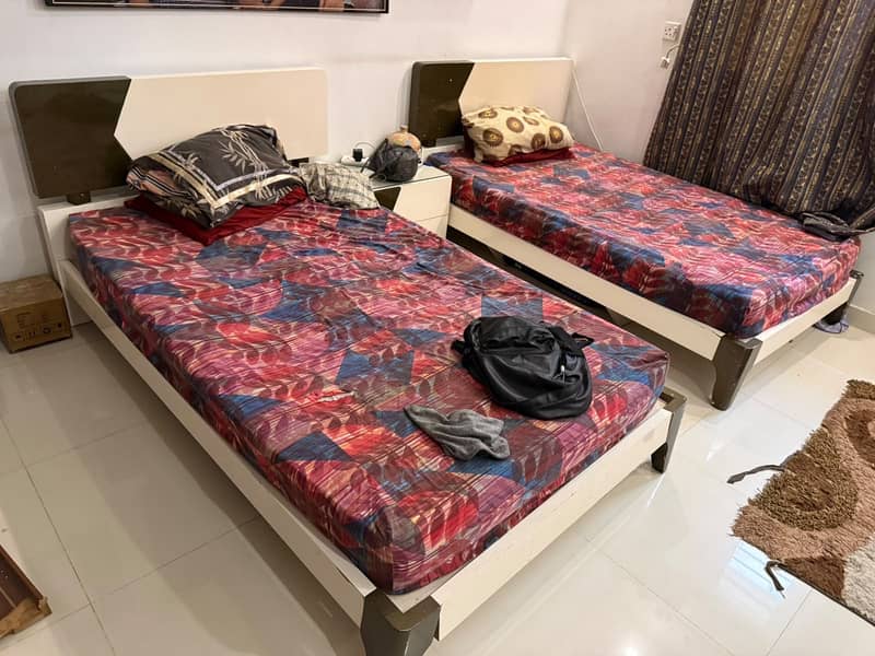 Complete bed set with dressing table 0
