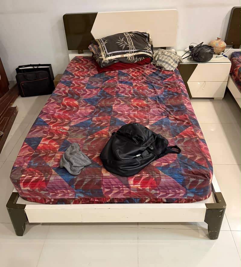 Complete bed set with dressing table 2
