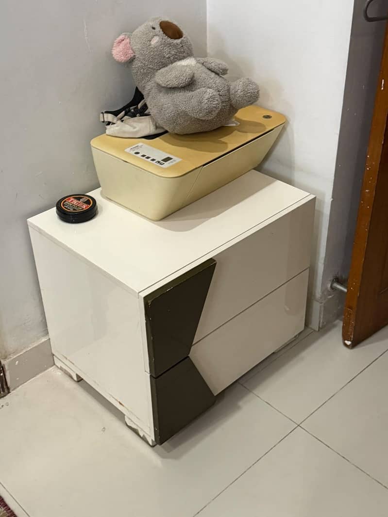 Complete bed set with dressing table 3
