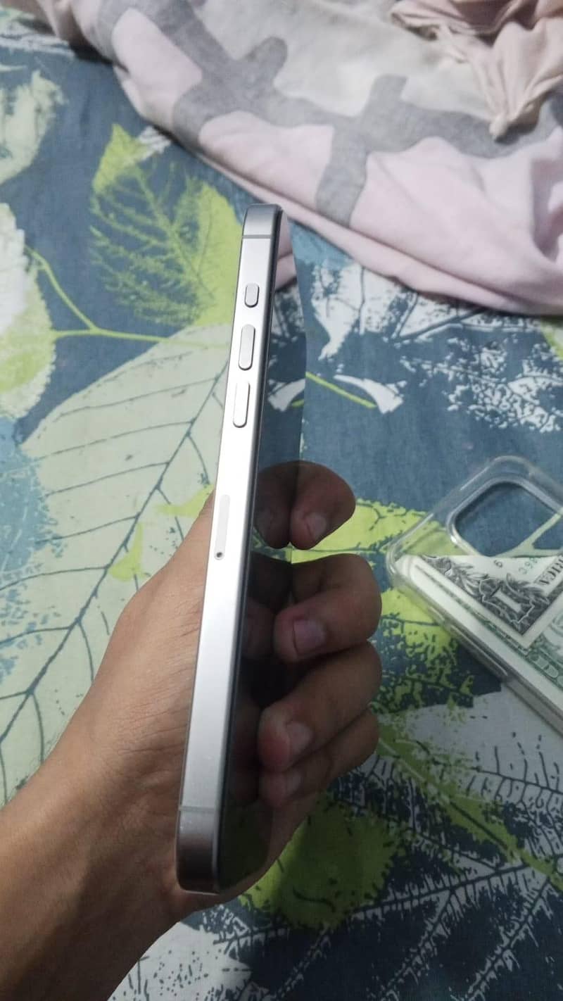 Apple iPhone 15 Pro Max 2