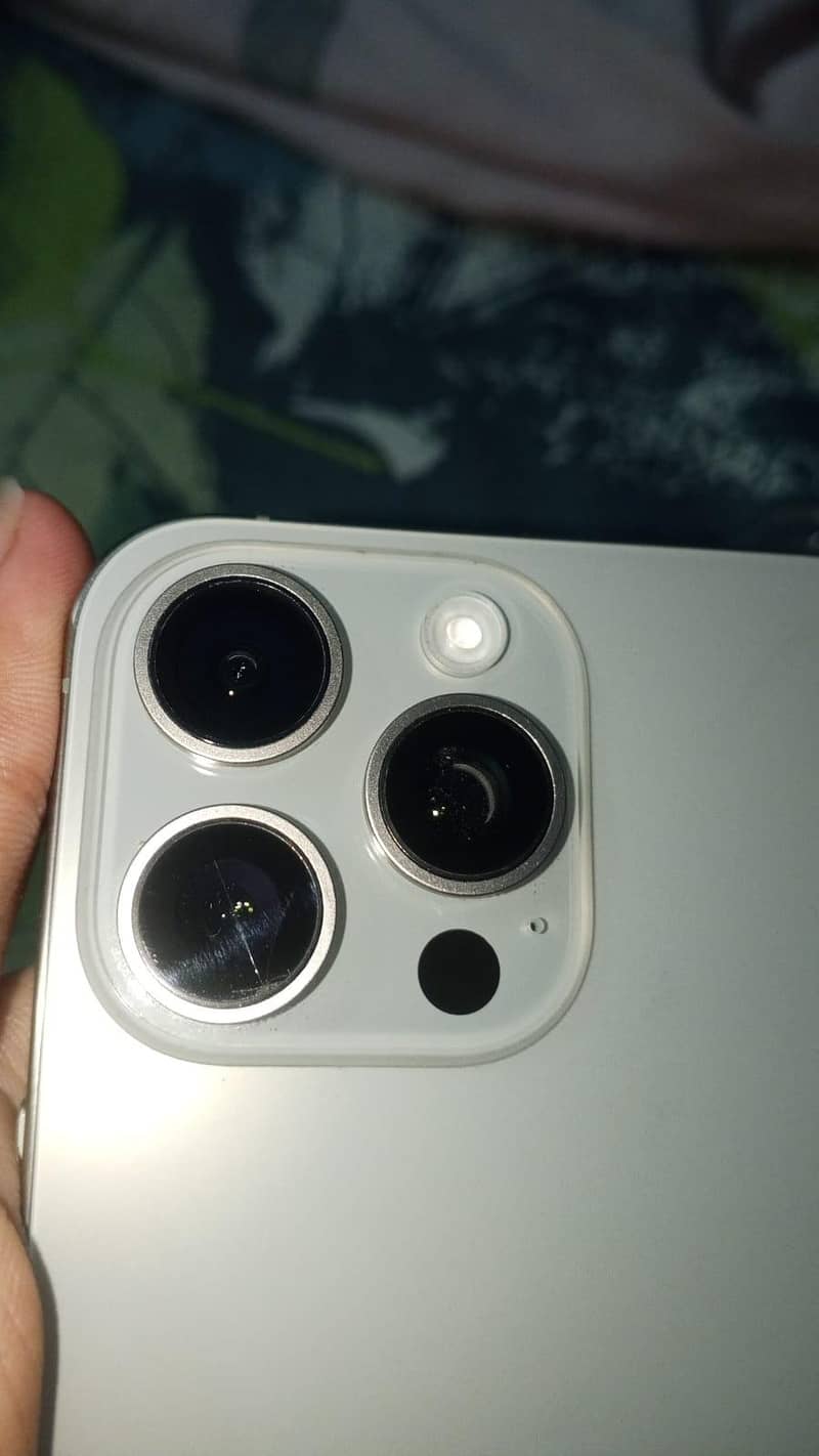 Apple iPhone 15 Pro Max 4
