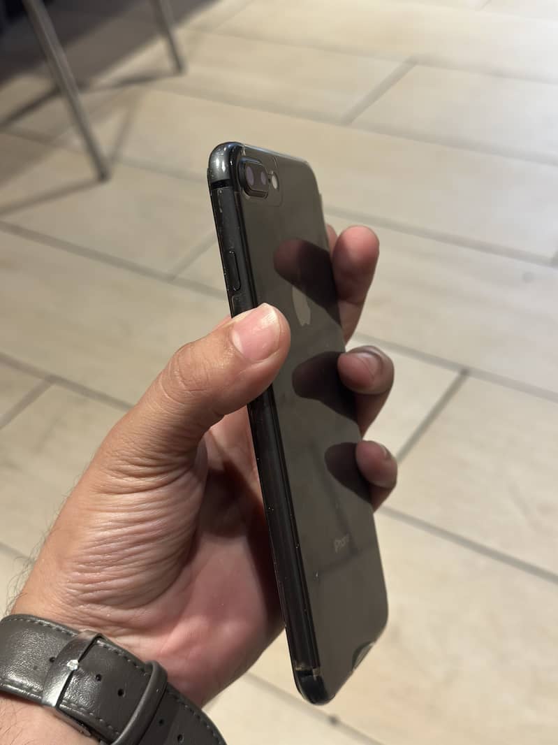 Apple iPhone 8 Plus 5