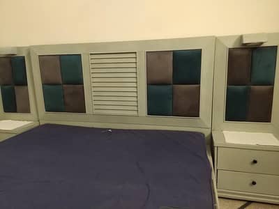 Bed with 2 side tables king size