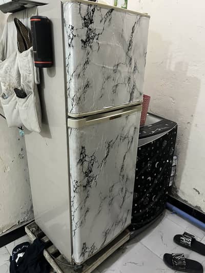 medium size dawlance fridge for sale
