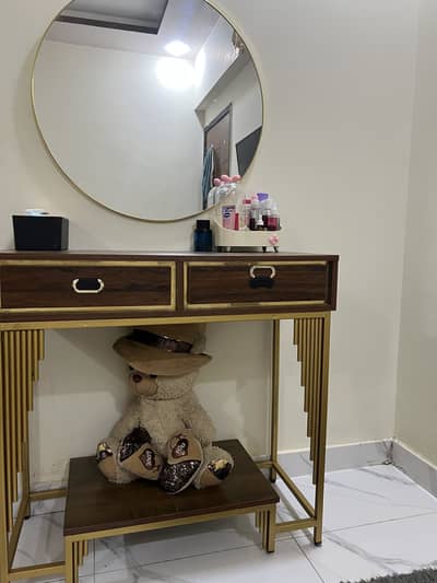Elegant Wooden Dressing Table with Round Mirror – Excellent Condition