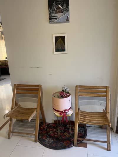 Set of 2 pretty wooden foldable chairs