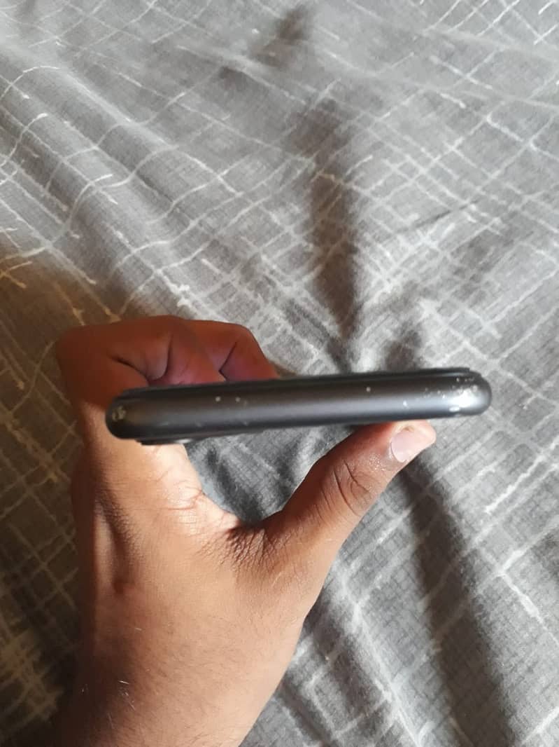 Apple iPhone 11 3