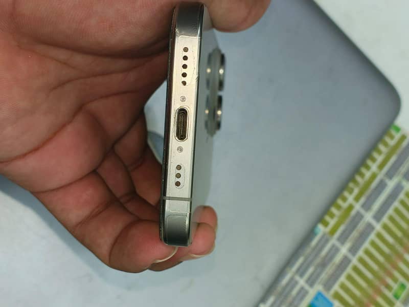 Apple iPhone 15 Pro 2