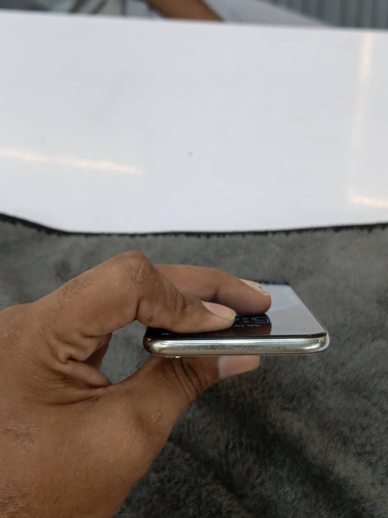 Apple iPhone X 4