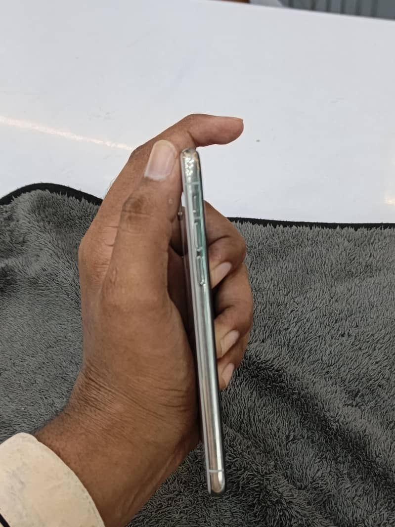 Apple iPhone X 5