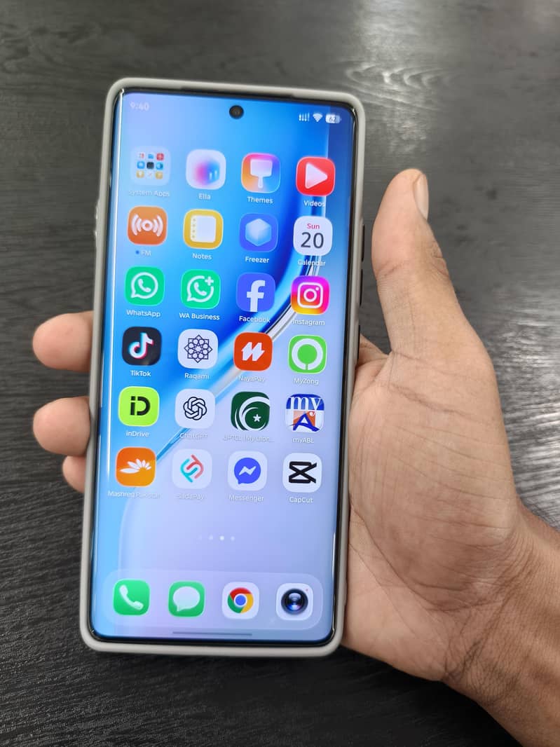 Tecno CAMON 40 Pro 1