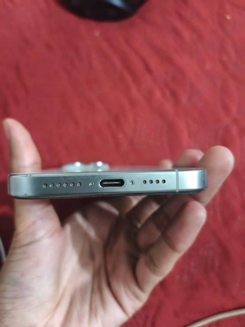 Apple iPhone 15 Pro Max 3