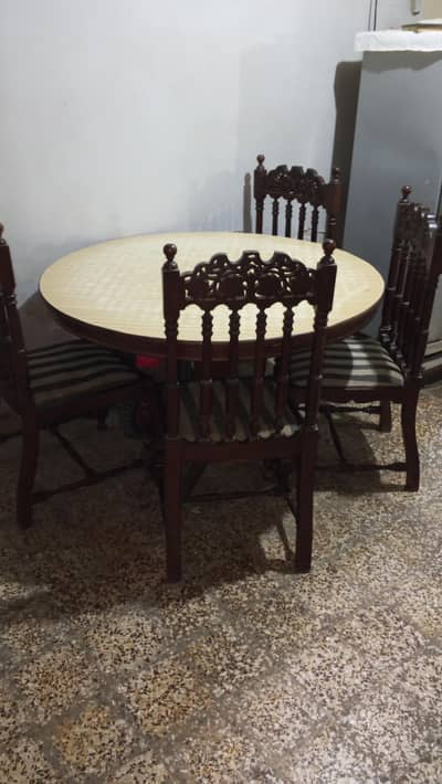 Round Table With Four Chairs