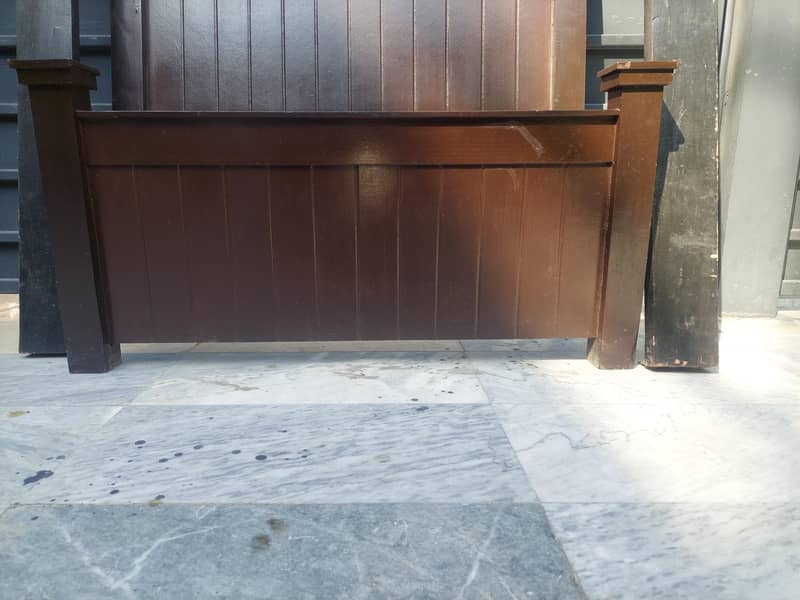 2 single bed with 2 side tables 1