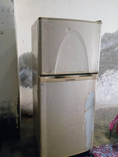 Dawlance ka old model refrigerator sale ke liye available hai.