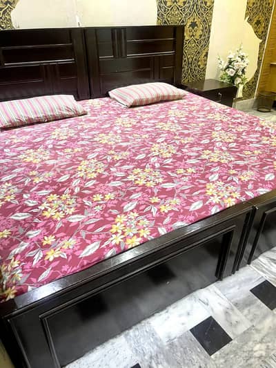 Single 2 bed with one side table