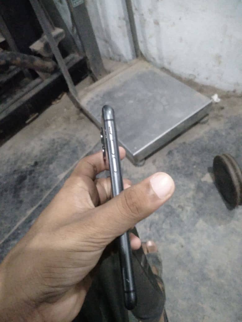 Apple iPhone 11 4