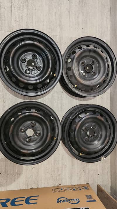 Toyota Vitz otiginal steel rims 14 inch with wheel caps