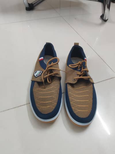 men's low-top casual canvas sneakers in a khaki and navy