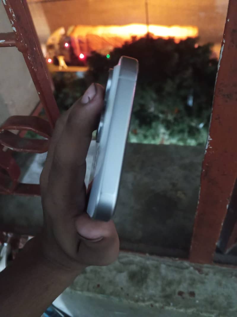 Apple iPhone 16 Pro Max 6