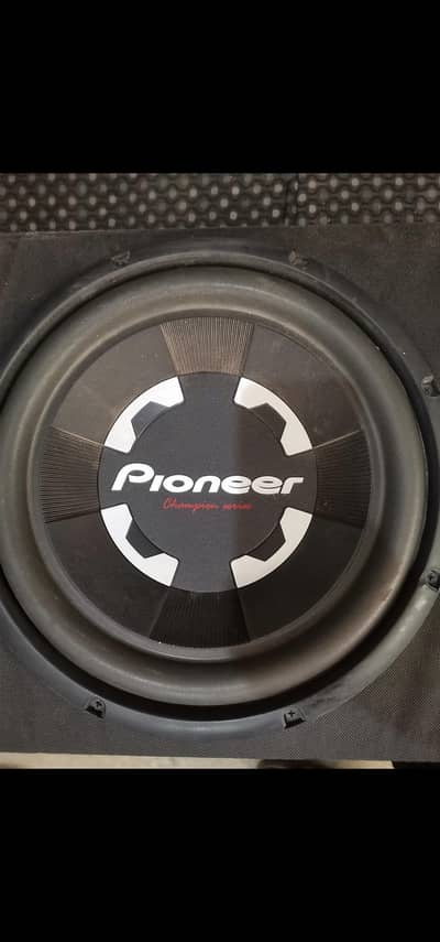 pioneer buffer and 2 speakers and 1 amplifier