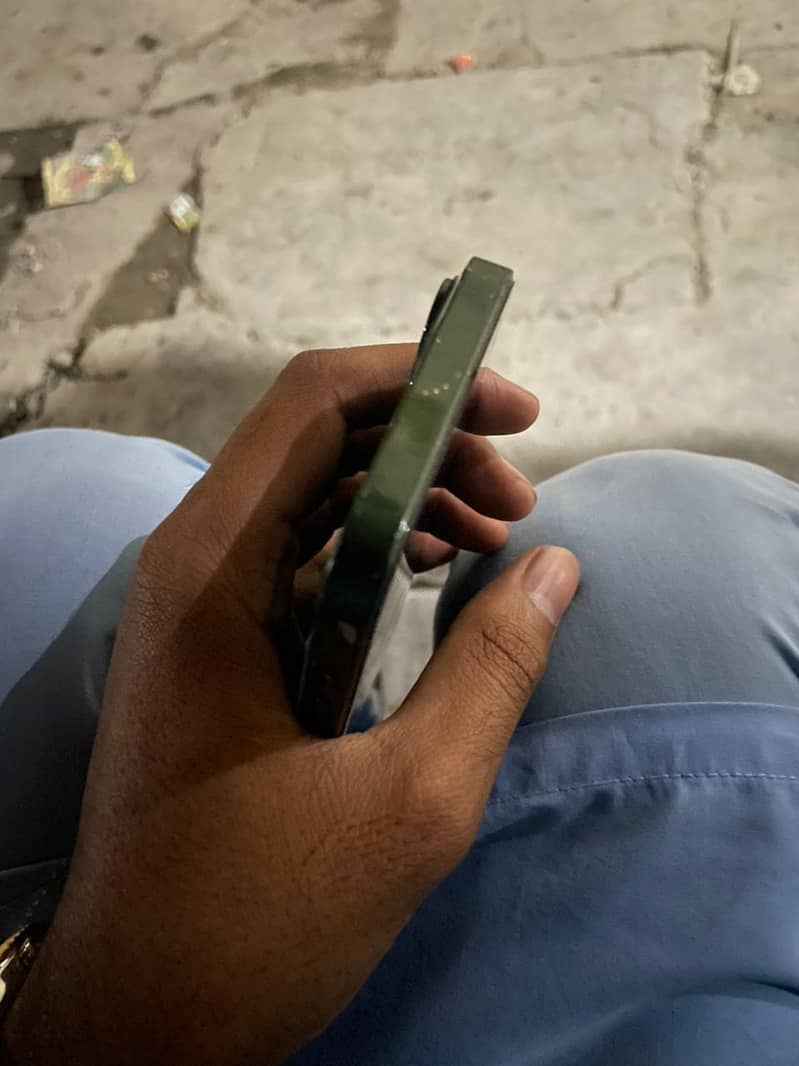 Apple iPhone 13 4
