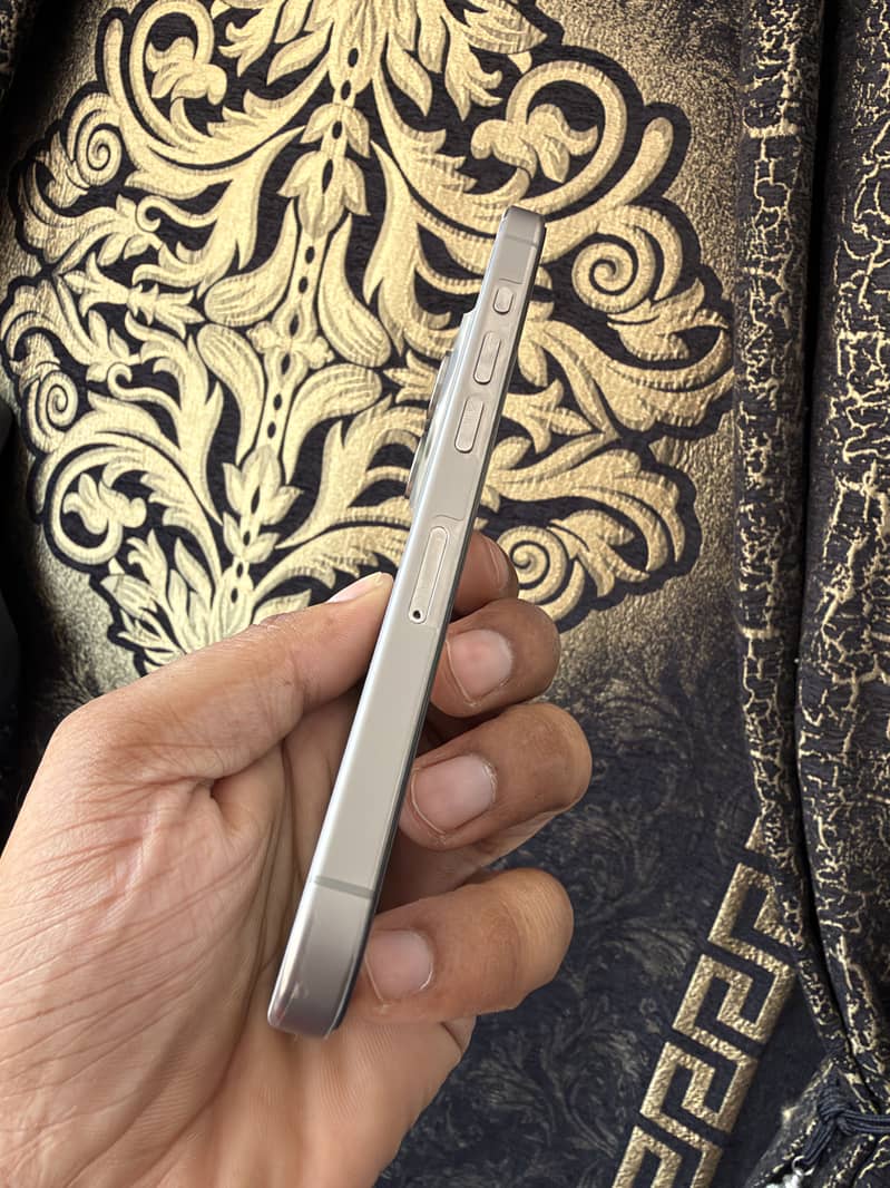 Apple iPhone 15 Pro 4