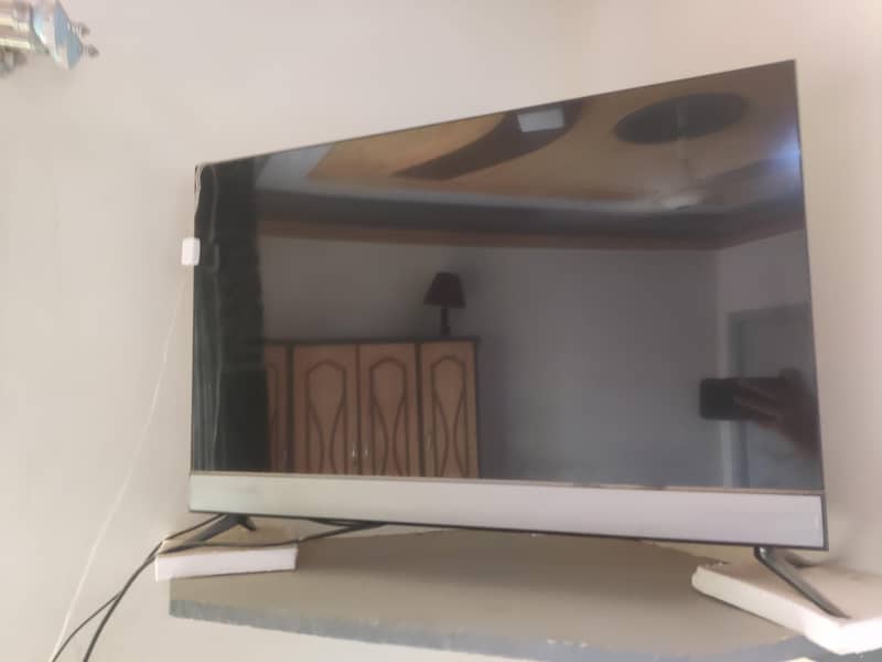 LED 32'" 0