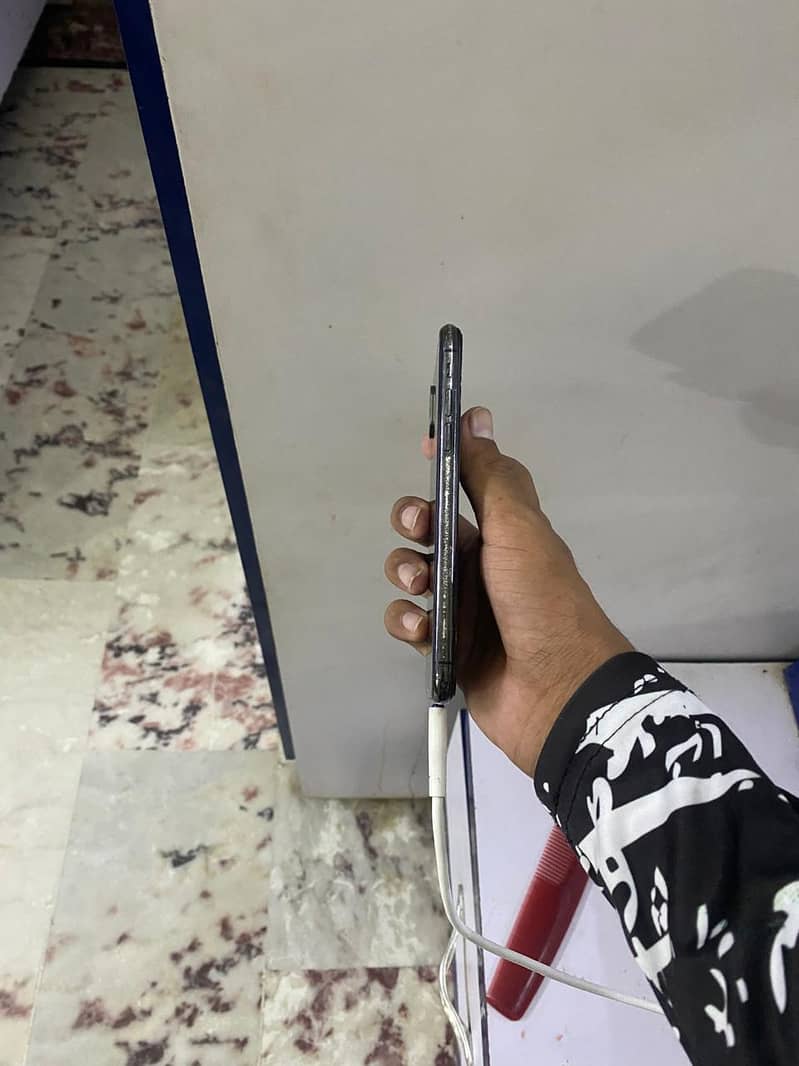 Apple iPhone X 4