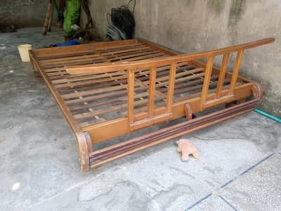 دِیار کی لکڑی کا خوبصورت ڈبل بیڈ – مضبوط اور نفیس ڈیزائن