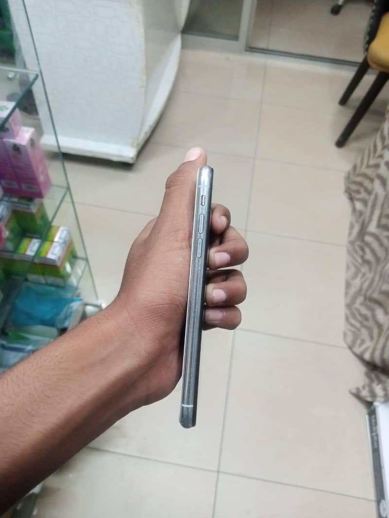Apple iPhone X 4