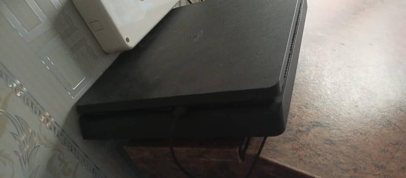 PS4 slim 5