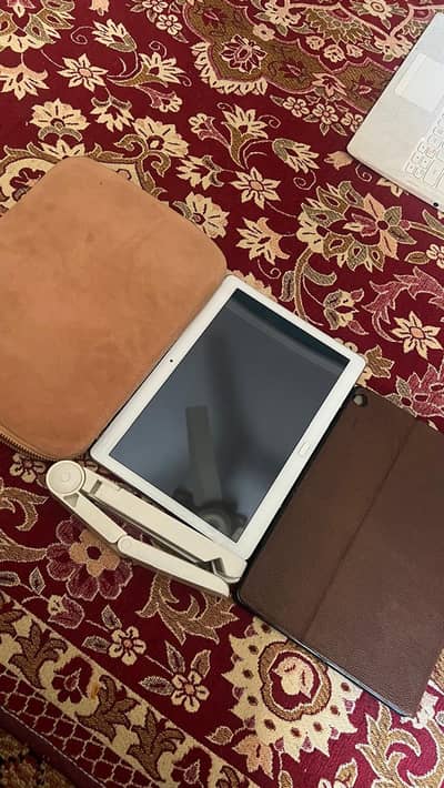Huawei media p*ad m3 lite 10/10 condition with tri*pod