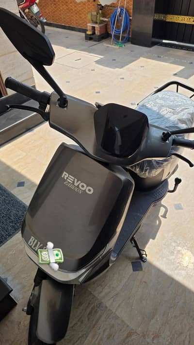 Revoo Scooty